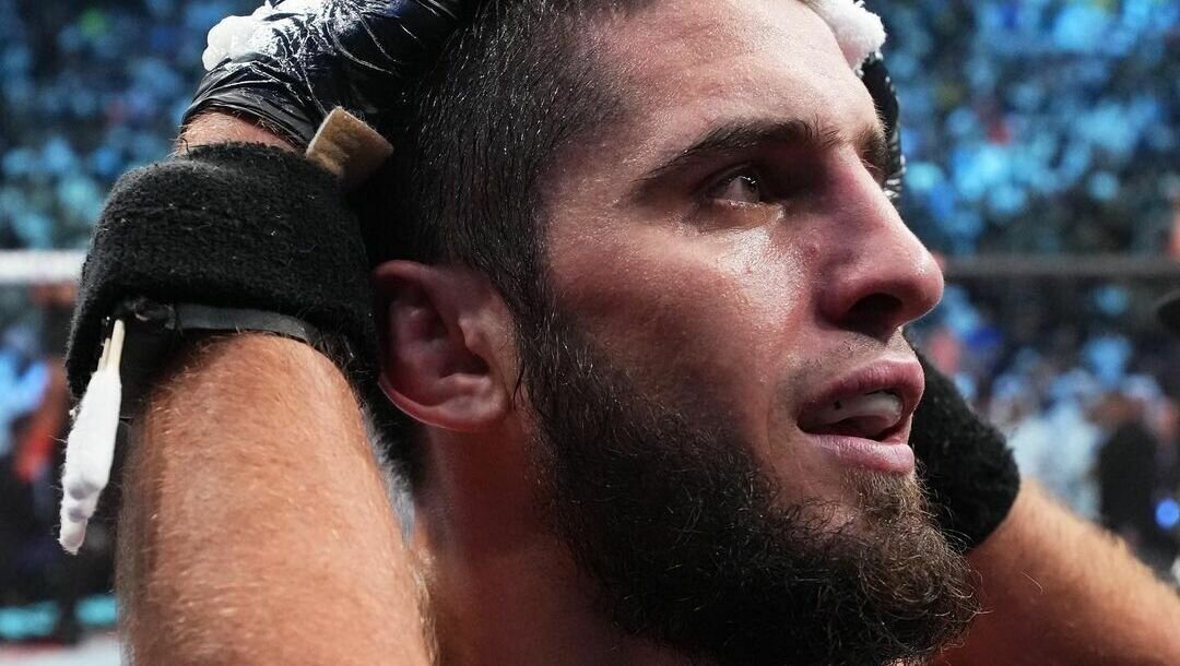     В воскресенье в австралийском Перте состоялся турнир UFC 284, на котором 31-летний российский боец смешанных единоборств (ММА) Ислам Махачев (на фото) провел поединок против австралийца Александра Волкановски. Победу единогласным решением судей одержал россиянин.