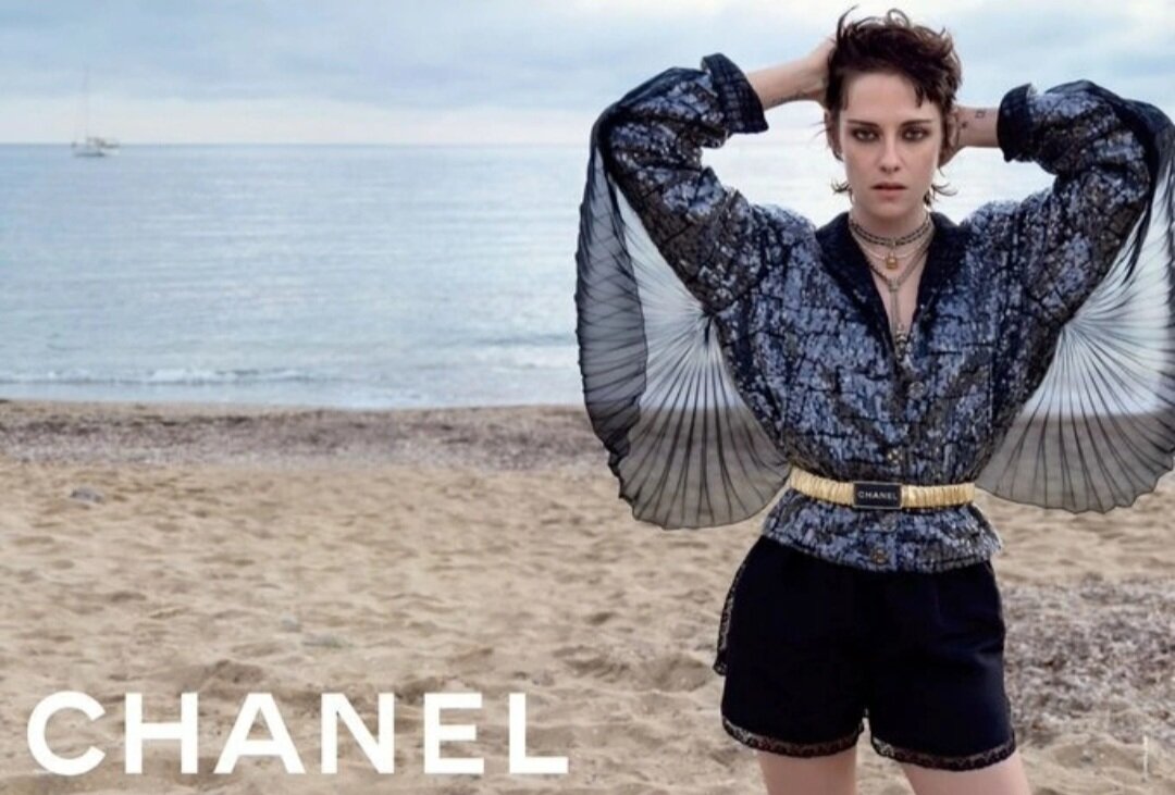 Кристен Стюарт в рекламной кампании коллекции Chanel Prêt-à-Porter ( Ready-to-Wear) Spring-Summer 2023. Материал: Chanel. Авторы фото: Inez & Vinoodh.