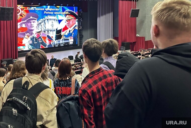    В Кургане школьников агитируют поступать в военные вузы