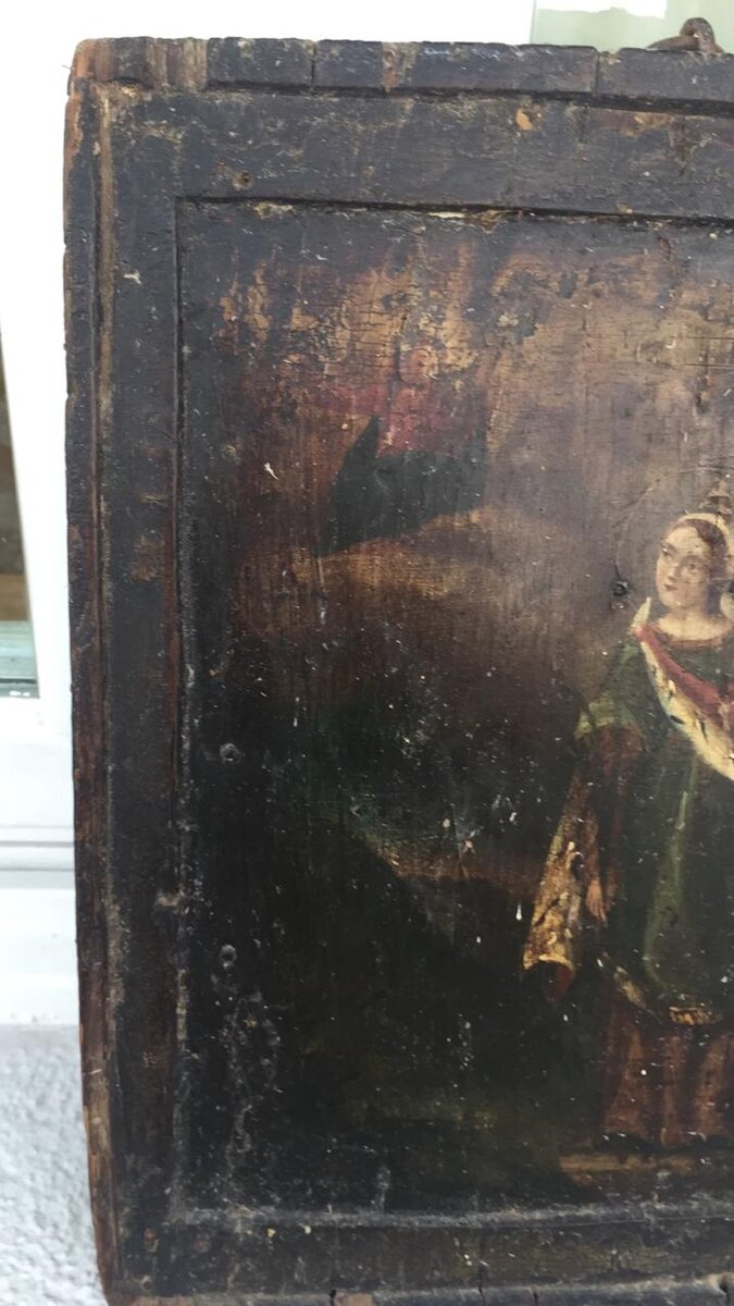 Левая сторона иконы до реставрации. По периметру иконы сплошная чернота, не видны цвета рубчика, полей иконы. 