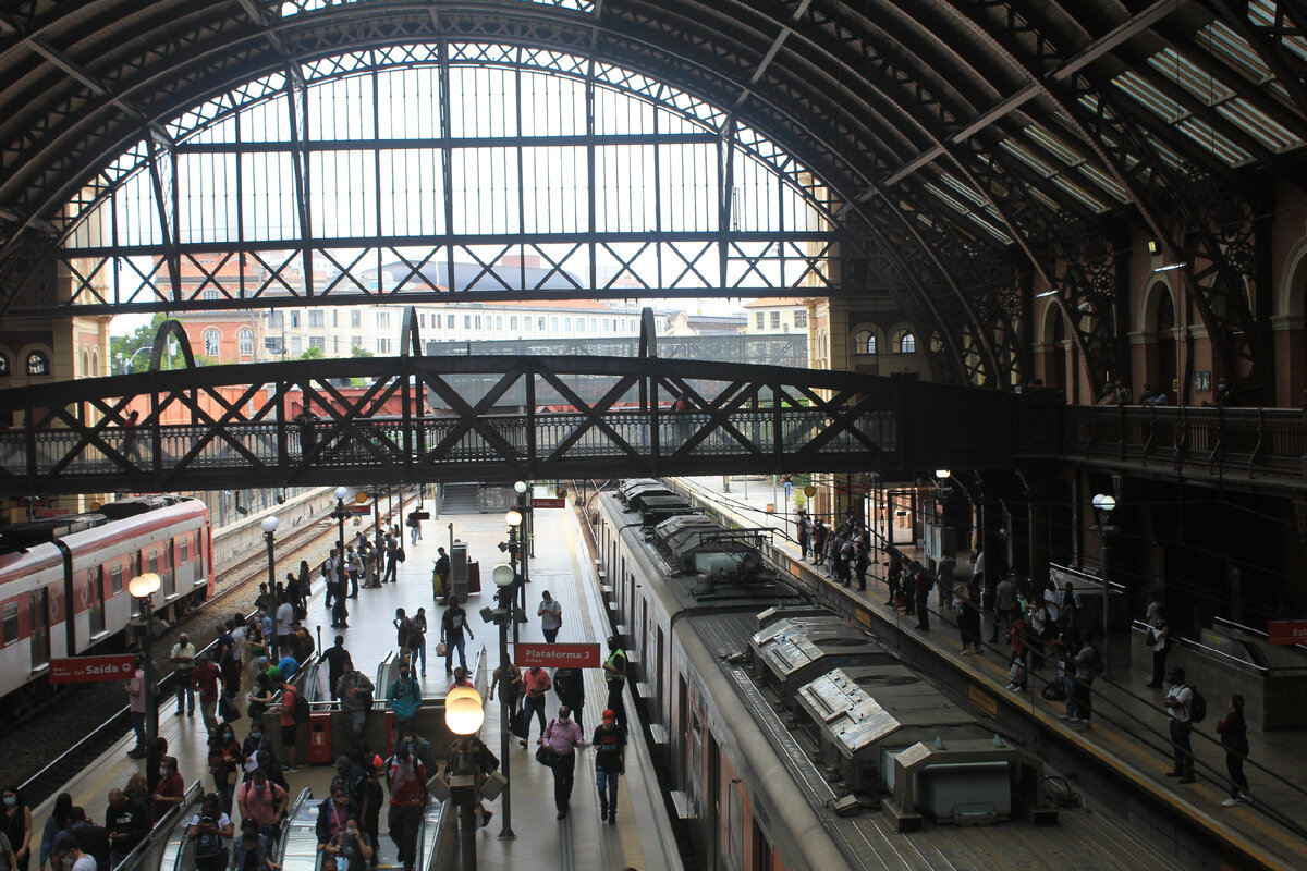 Внутри метрополитена, место пересечения 6 веток