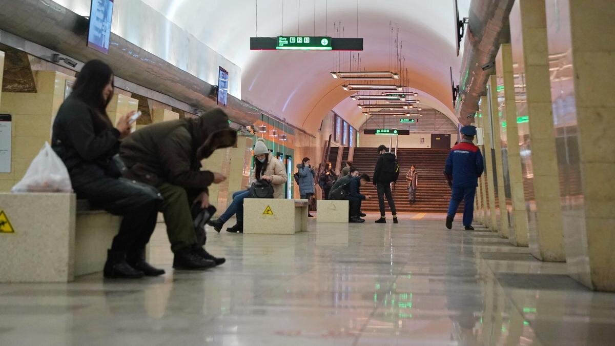    Люди сидят на станции алматинского метро:NUR.KZ/Владимир Третьяков