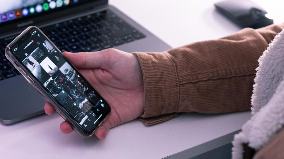    Парень держит в руке телефон:pexels.com