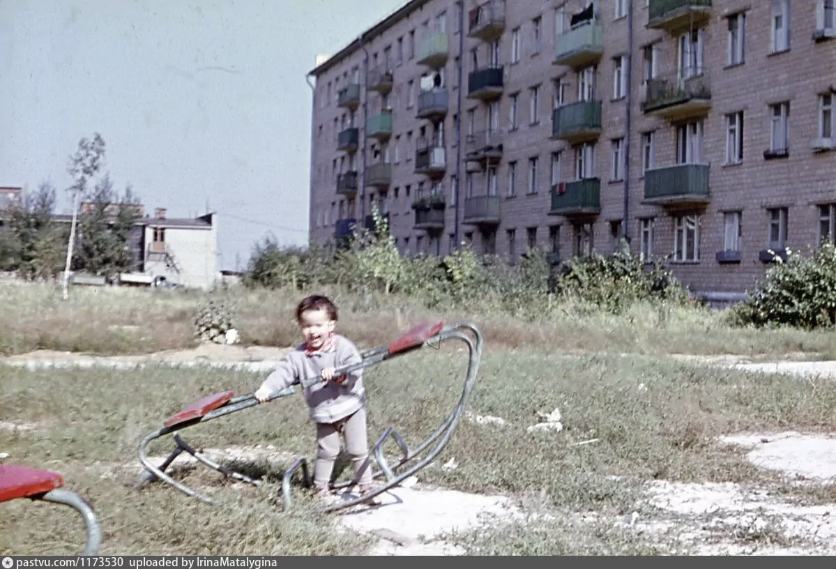 Вот и кирпичные пятиэтажки. Детская площадка между домами 3 и 5 по Криворожской улице, 1969 г. Автор Борис Андерс.