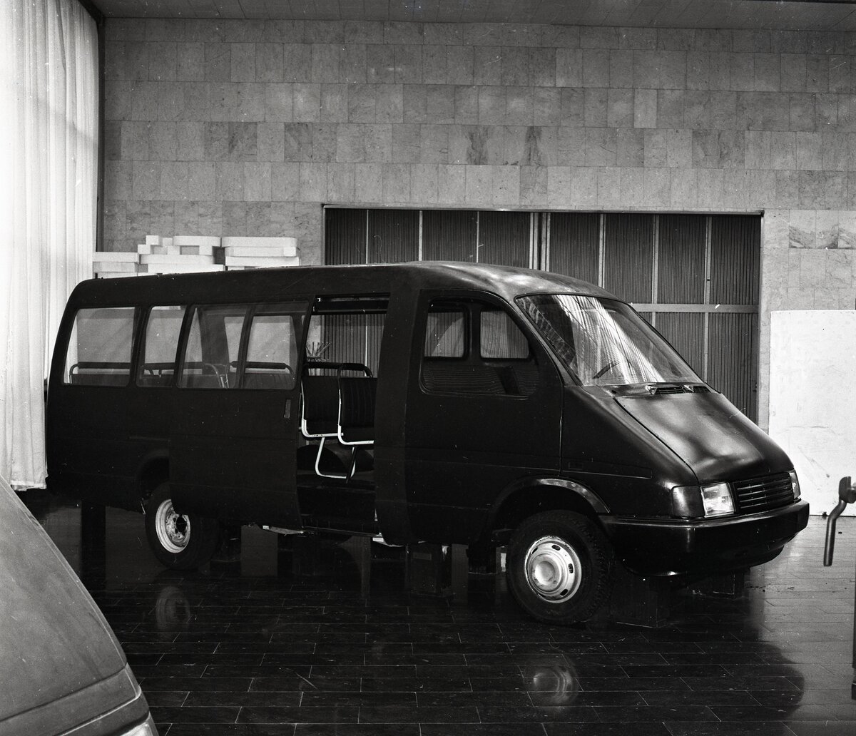 Пластилиновый макет микроавтобуса ГАЗ-3750, октябрь 1990 г. 