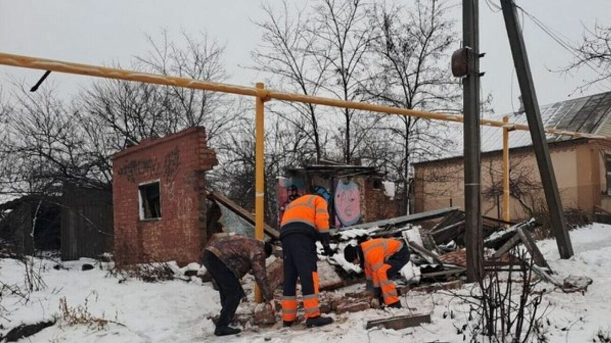     В Азове местные жители сообщили, что один из тротуаров завалило обломками заброшенного 10 лет назад дома, об этом сообщили горожане в Telegram-канале сити-менеджера Владимира Ращупкина.