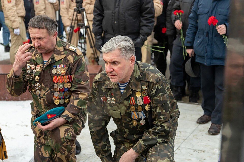     Цветы возложили к памятнику воинам-интернационалистам. Фото: администрация Мурманска
