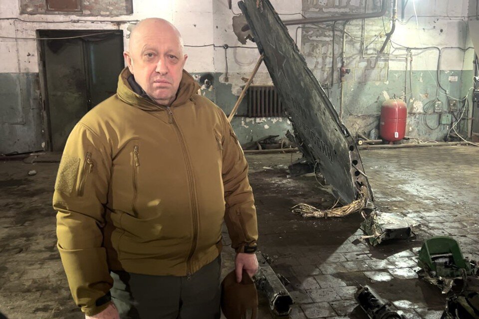     Пригожин отметил, что даже «несмотря на тяжелую обстановку, на бои», бойцы все-таки смогли привезти борт