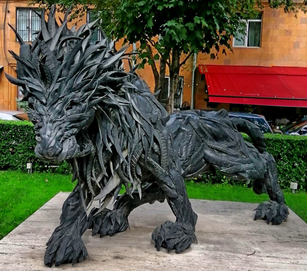 Чёрный лев из покрышек фото р3002