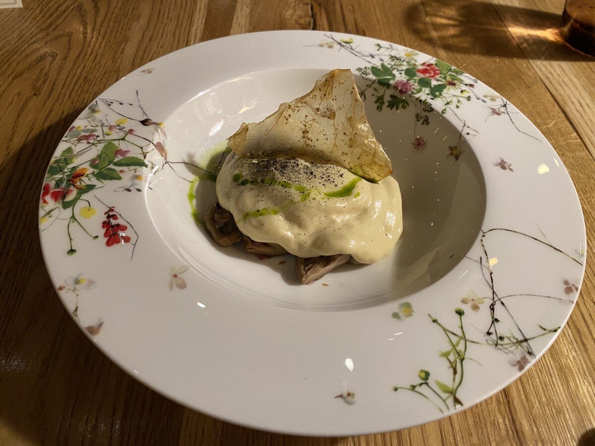 Рыжики с картофельным муссом и чипсом из квашеной капусты