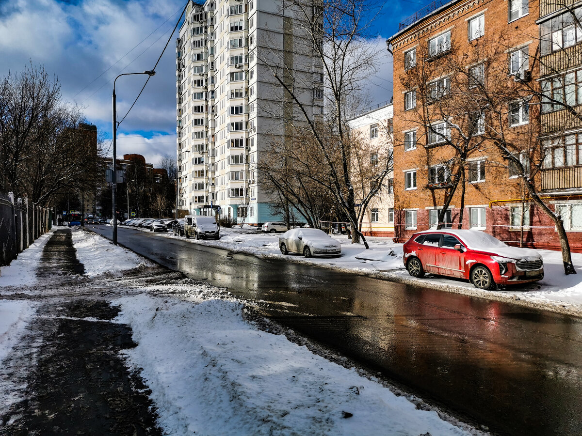 Запорожская улица, вид в сторону улицы Толбухина и вид на чётную сторону улицы.
