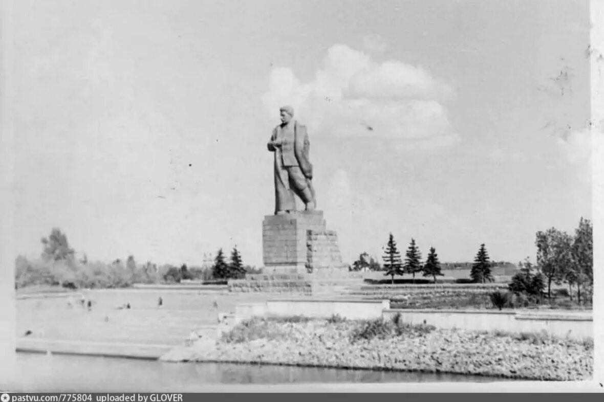 Памятник зворыкину в останкино. Памятники на канале москва. Дубна памятник ленину. Статуи канал москва-волга. Дубна памятник ленину и сталину.