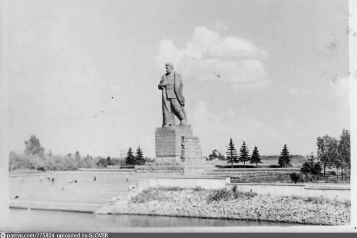 Памятник сталину в дубне. Памятник Ленину и Сталину в Дубне. Памятник Сталину Москва Волга. Канал Москва Волга памятник Сталину. Памятник Сталину и Ленину на канале имени Москвы.