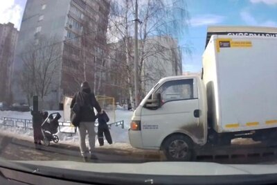    Мужчина, который с силой бросил ребенка в снег в Зеленограде © Telegram-канал Прокуратуры Москвы