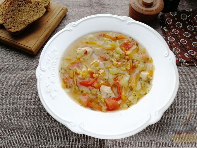 куриное филе, капуста белокочанная, чечевица красная, помидоры, перец сладкий, морковь, лук репчатый, чеснок, масло сливочное, масло растительное, хмели-сунели, лавровый лист, перец душистый горошком, зелень, соль, перец чёрный молотый