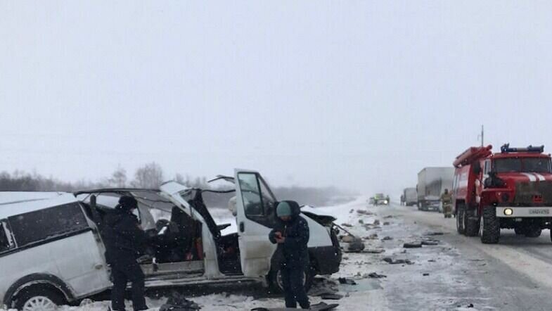     Пять человек погибли и еще 11 пострадали в результате ДТП с грузовиком, маршруткой и еще одной машиной. ДТП произошло в Самарской области. Среди погибших - 11-летний ребенок.