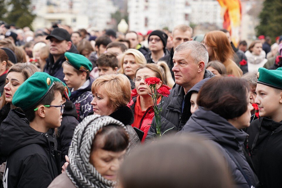     На памятной акции собрались сотни жителей Сочи.