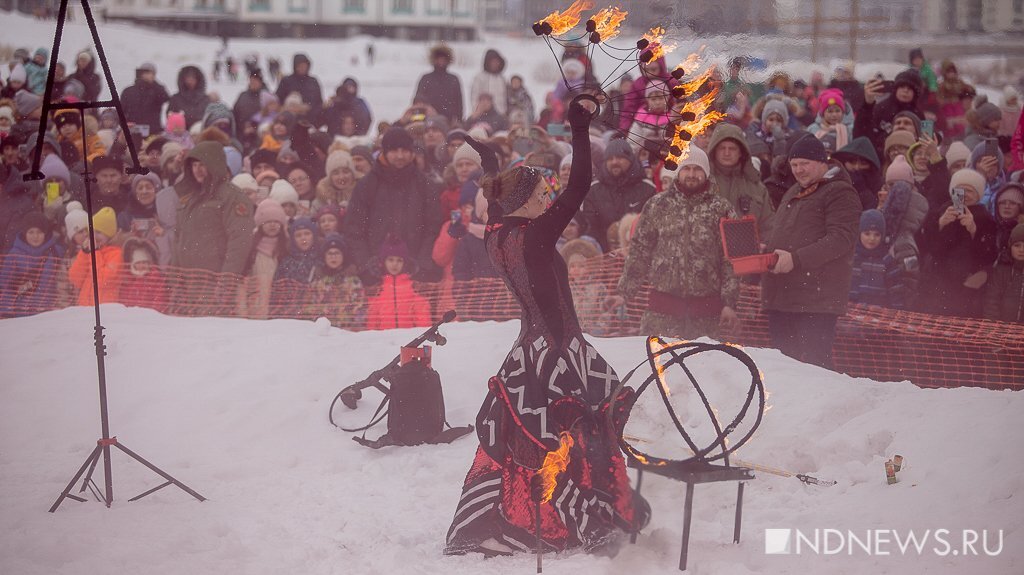 Масленица новый уренгой 2024. Чучело на Масленицу. Масленица фотографии. Сжигание Масленицы. Горящее чучело на Масленицу.