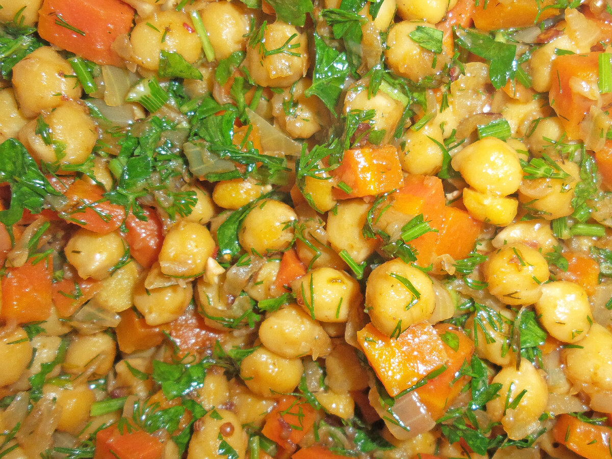 Нут с морковью, луком и зеленью