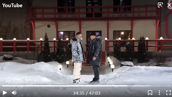 как раз уже после первого раунда и перед вторым, молодые люди выясняют кто же из них девочка.