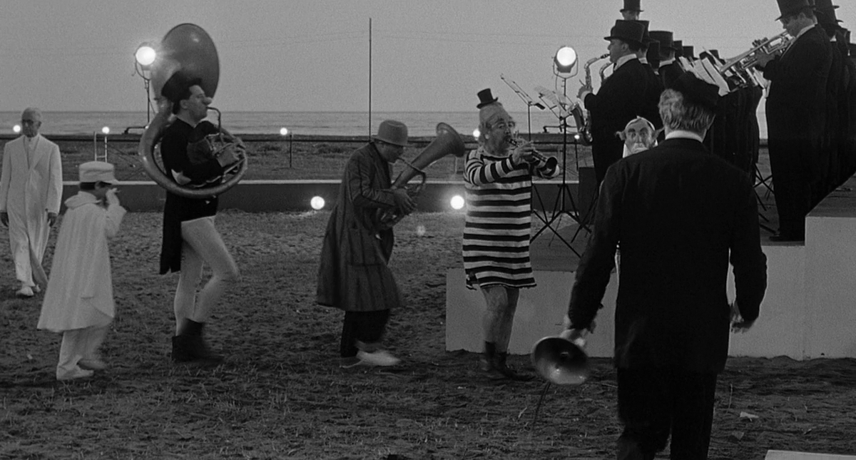 Восемь с половиной. 1963. Рейтинг фильма - 9,707. 65-е место в Золотой Тысяче.