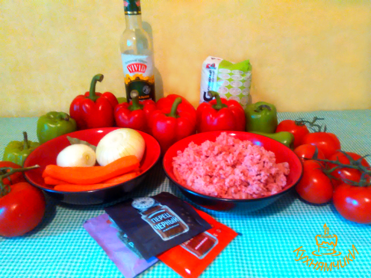 Потребуются: перцы болгарские, фарш любой мясной, рис, лук, морковь, помидоры (чем больше, тем лучше), растительное масло, соль, специи (хмели-сунели, перец, лавровый лист), это из обязательного, можно добавить так же кабачки, баклажаны.