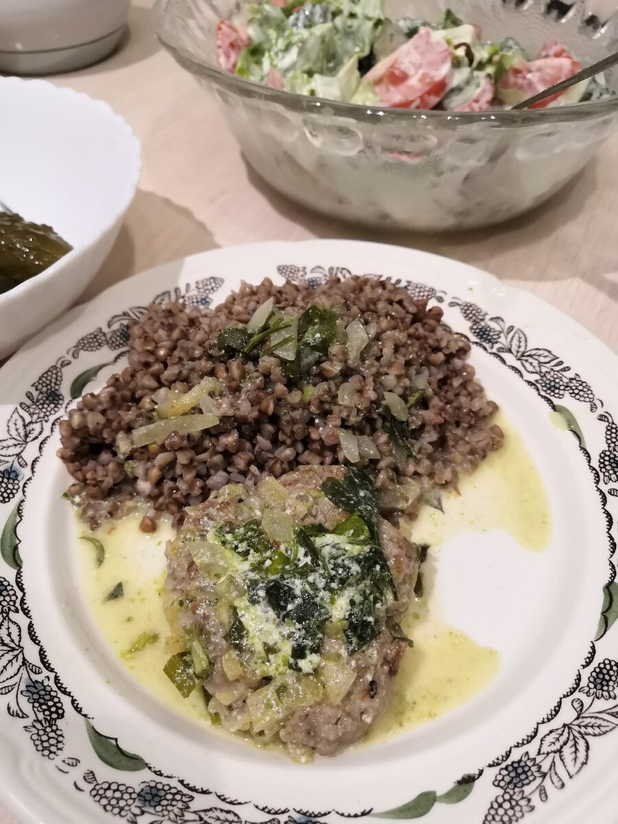 Гречка с котлетами.