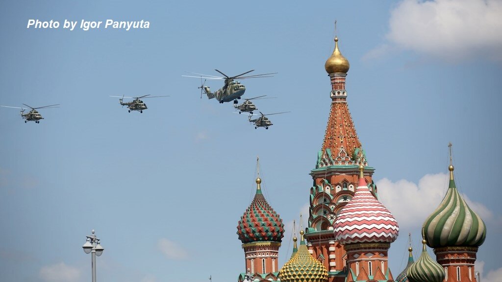 Первая группа вертолётов над Красной площадью. Подписывайтесь на канал! Так вы поддержите его и не пропустите новые статьи! Комментарии приветствуются!