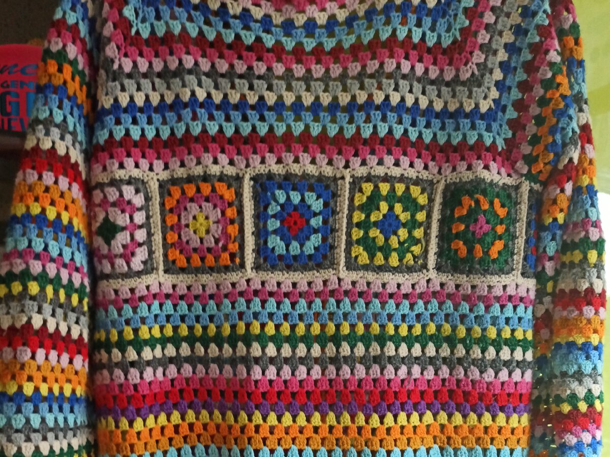 вязаные пледы из остатков пряжи. что связать из остатков разной пряжи крючком. многоцветный плед крючком. что связать из остатков разной пряжи крючком. изделия из разноцветной пряжи.