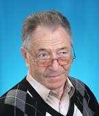  Здравствуйте, дорогие читатели! Я не блогер, не политик и не писатель, я сын «врага народа», старый инженер. Помните, как  Аркадий Райкин говорил что будет, если не станет «диффсита»: «завсклад идёт, мы его не замечаем … товаровед …обувной отдел … как … простой инженер…». Вот и я простой горный инженер. И мне было очень приятно, как высоко оценил мой ромбик при встрече в Краснодаре Николай Платошкин.   Теперь нужны только «эффективные менеджеры» - управленцы. С комсомольских лет у меня, активная жизненная позиция. Моя первая критическая статья - в газете  «Маяк» г. Лениногорска (ныне Риддер, Казахстан) ещё в 1964 году. Неисправимый оптимист. Последнюю - недавно газета «Юг Таймс» так и назвала «Исповедь оптимиста». 
Вступая в комсомол, я услышал от своих наставников, то, что глубоко вошло в мою душу и резко изменило всю мою дальнейшую жизнь. Комсомольский вожак мне подробно рассказал, что и комсомолец, и коммунист это - обычный Человек, только с большой (заглавной) буквы, активная единица общества. Это простой рабочий, техник или инженер, юрист, врач или учитель, руководитель завода, министерства или страны.  Смысл его жизни не только в том, чтобы  поесть и размножиться, но и чтобы постоянно совершенствовать себя, дойти до сути происходящих вокруг событий, разобраться и помочь, где надо. Настоящему Человеку в жизни обычно приходится нелегко. В поэме «Кому на Руси жить хорошо» Н. Некрасов так определяет участь своего главного героя Гриши Добросклонова: «Ему судьба готовила путь славный, имя громкое народного заступника, чахотку и Сибирь».
На мой взгляд, с точки зрения теории происхождения видов Ч. Дарвина постепенное мучительное многовековое превращение живого существа в человеческом обличии в Человека - коммуниста (не путайте с комунякой, который без чести и совести вступает в партию ради личной выгоды), а также движение общества - от дикого компрадорского капитализма (как сегодня у нас) к социальному государству, где более половины бюджета идёт на общественные нужды - и есть эволюция. Но если я даже честен, не пью и не курю, НО: или ленивый, или трусливый, или безграмотный, или, если ещё хуже и то, и другое, то я не могу улучшить жизнь в станице, крае, стране или в мире, а значит, я безнадёжно далёк от Человека. Значит я – эволюционный тормоз. 

А что вы думаете на этот счёт, ваше мнение мне очень интересно. Звоните, пишите, ставьте лайки, отправляйте ссылку друзьям, делитесь с ними в комментариях здесь и в других социальных сетях, чтобы люди просыпались и задумывались, кто же они. Спасибо, что дочитали и до новых встреч! Всего Вам доброго! 
                                      Юрий Сюсин, тел. 9284198739, эл. почта Yuri_syusin_zpp@mail.ru
