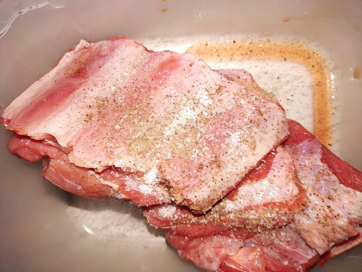 Итак, рёбрышки перчим, солим, оставляем на 30 минут мариноваться