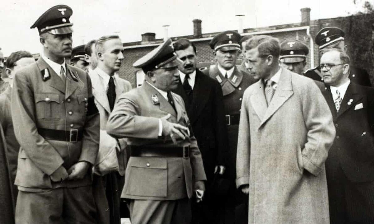  Герцог Виндзорский, который был королем Эдуардом 8 в течение нескольких месяцев, в турне по нацистской Германии в 1937 году.  Popperfoto/Getty Images