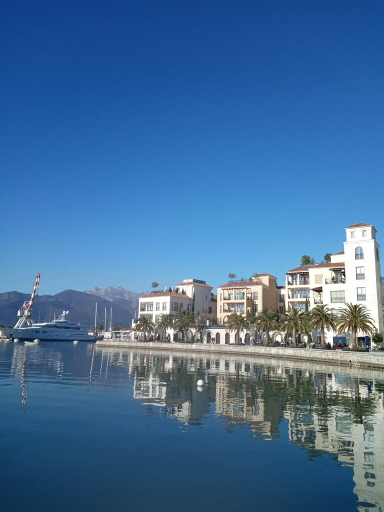 Январь в городе Тиват