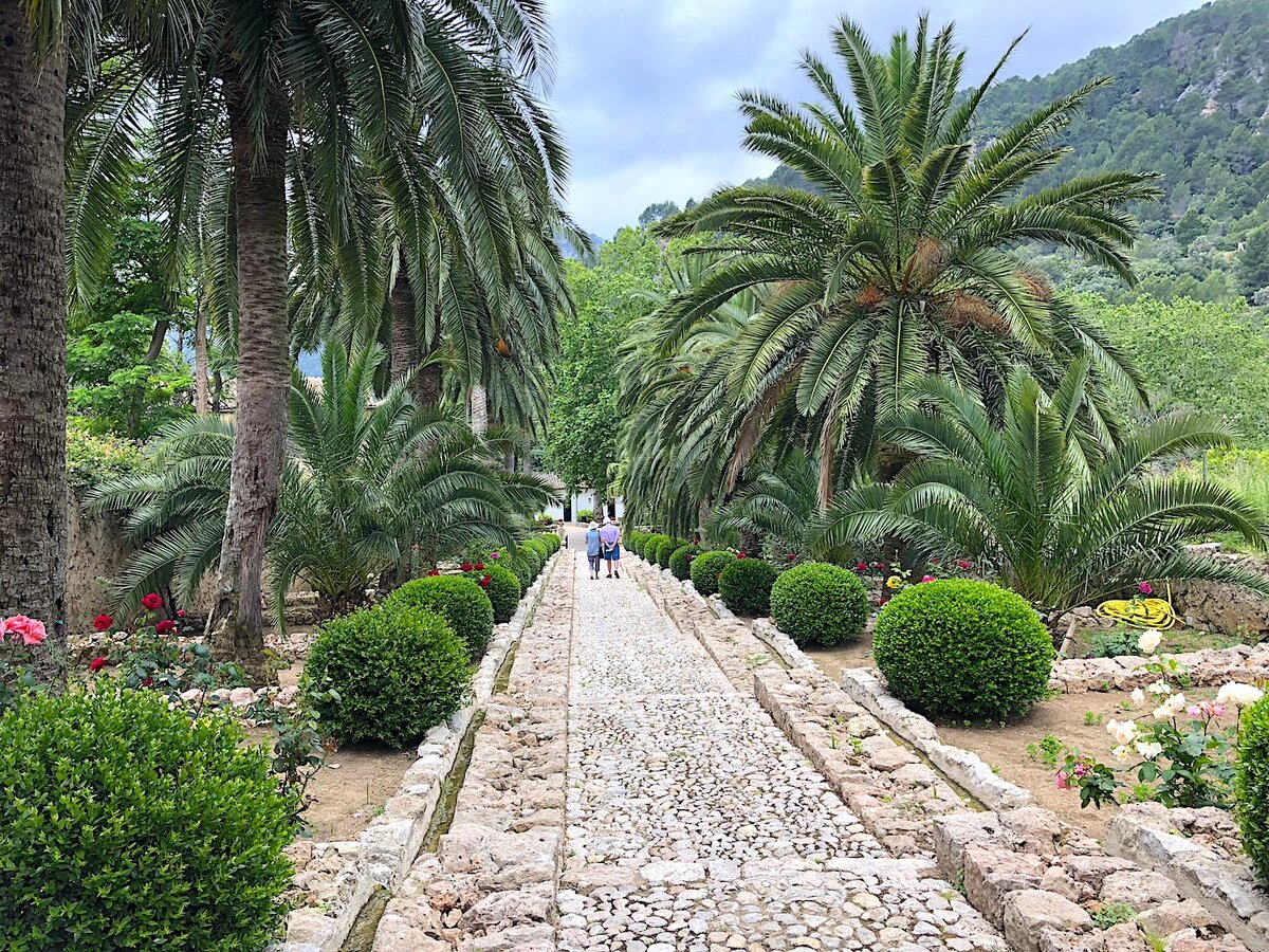 Сады Алфабия представляют собой поместье с очень красивым садом, водоемами и фонтанами,  расположенное в муниципалитете Bunyola, в горах Sierra de Tramuntana.