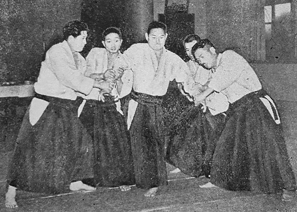 Хиса Такума демонстрирует техники против нескольких нападающих.