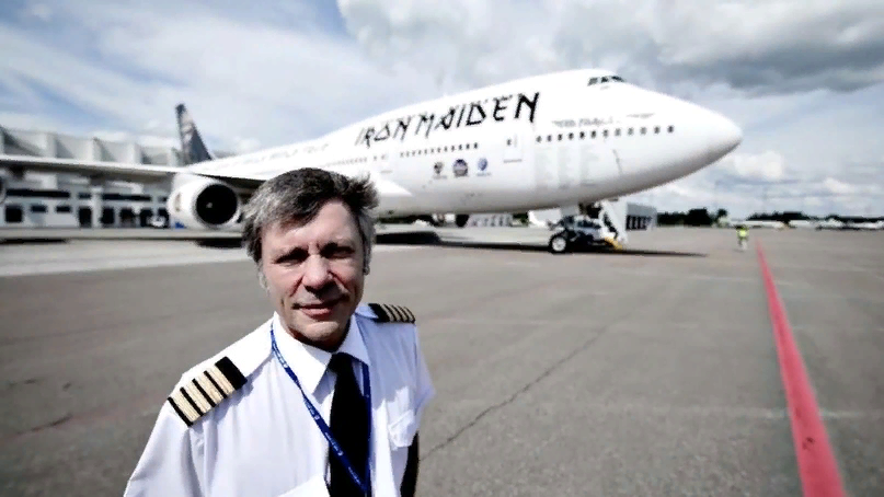Недавно он стал  КАПИТАНОМ  БОИНГА 747. 
