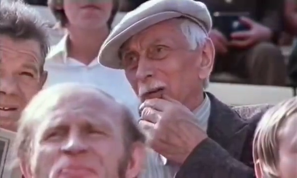 И старый друг семьи Николай Васильевич, исп. Николай Сергеев. Он Юрию и Наташе вместо родителей. Работает настройщиком роялей и Юрия обучил этому делу.