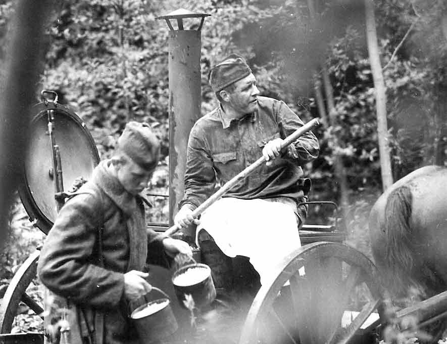 
Незаменимой вещью на фронте был солдатский котелок, обойтись без него солдату было непросто. Армейский котелок состоял на вооружении Красной Армии еще до Великой Отечественной войны. Внешне он напоминал котелок кайзеровской армии образца 1910 года. Овальный алюминиевый, такой, каким мы его привыкли видеть, появился в 1936 году на ленинградском заводе «Красный выборжец».