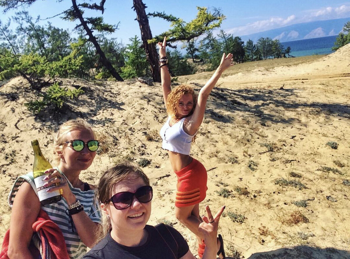 В то время когда парни откапывали машину мы фотографировались.)