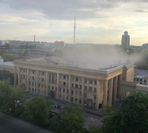 Фото из интернета от 21 июля 2020 года. с сайта https://www.citywalls.ru                       КБСМ - Основано было для разработки корабельного оружия для ВМФ,  теперь номенклатура проектируемого оружия значительно шире. Основано 8 марта 1945 г. Приказом Наркомвооружения № 110 от 21 марта 1945 г. в соответствии с Постановлением Государственного Комитета Обороны Союза ССР от 08.03.45 № 7739 на базе Ленинградского филиала Центрального артиллерийского конструкторского бюро (ЦАКБ, главный конструктор В. Г. Грабин) было образовано МАЦКБ — Морское артиллерийское центральное конструкторское бюро. С 1948 г. оно именуется Центральным конструкторским бюро № 34 (ЦКБ-34), с 1966 г. — Конструкторским бюро средств механизации, с 1989 г. — Конструкторским бюро специального машиностроения (КБСМ), а сегодня — ОАО «КБСМ». 
 