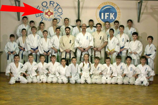 Клуб кёкусинкай "Лефортово",  Стрелкой показан символ каратэ.   Фото - http://www.lefort.ru/data/collectives/karate_kekusin/index.php