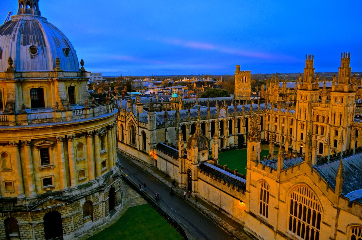 Oxford sights. Оксфордский университет Великобритания. Сити-оф-Оксфорд университет. Оксфорд город в Англии. Сити-оф-Оксфорд достопримечательности.