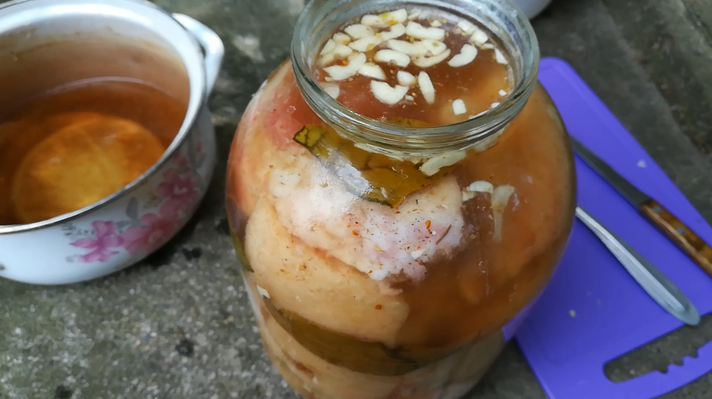 Сало в холодном рассоле. Сало в рассоле укроп. Посол сала в рассоле. Сало в рассоле 21 день. Сало в рассоле.