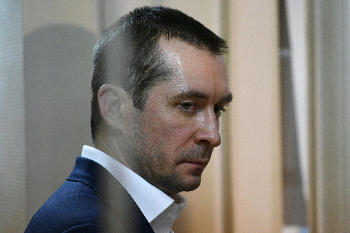 Экс-полковник МВД. Тот самый миллионер, который не смог внятно объяснить откуда у него столько денег. С Яндекс.картинки