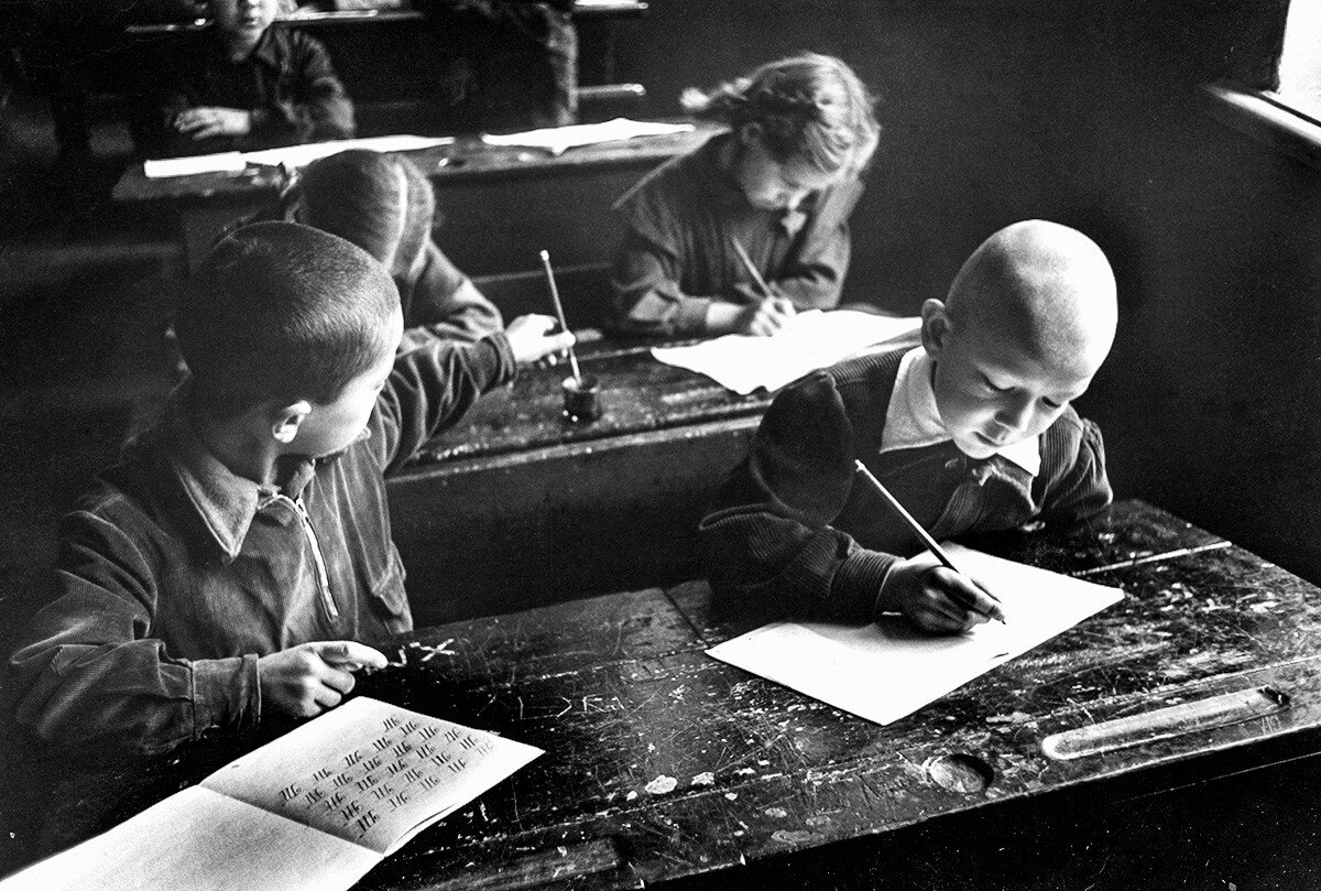 Школьники на занятии по письму. Getty Images