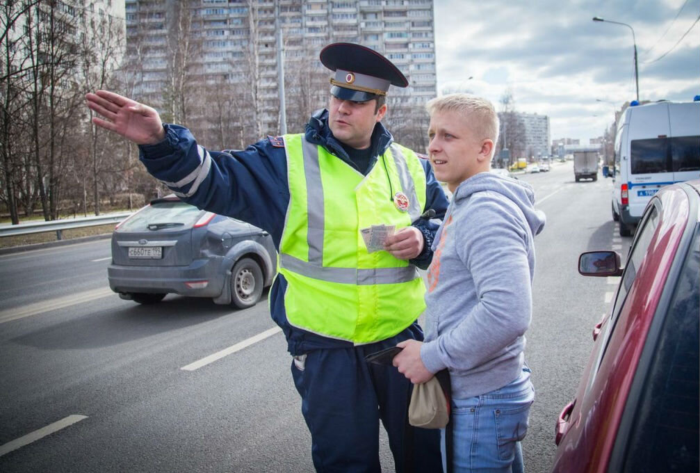Сотрудник ДПС объясняет правила водителю