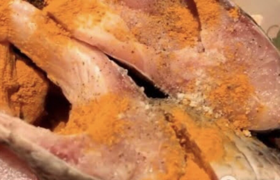 Подготовленные куски рыбы (в нашем случае сазана) выкладываем в удобную тарелку, солим, перчим, добавляем куркуму и перемешиваем.