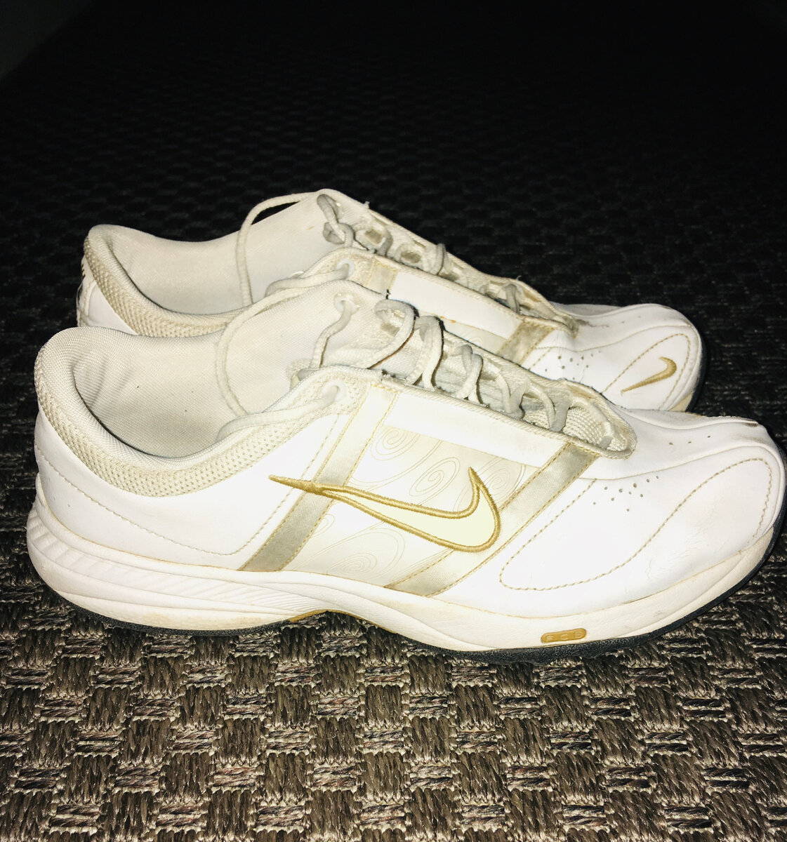 На сегодняшний день кроссовки выглядят немного уставшими, но знали бы вы сколько они протопали