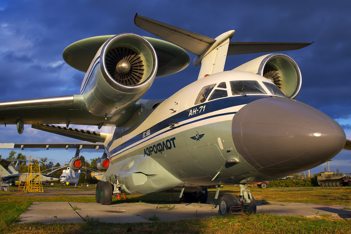 Источник фото: https://commons.wikimedia.org/wiki/File:Antonov_An-71_at_Ukraine_State_Aviation_Museum_(2).jpg