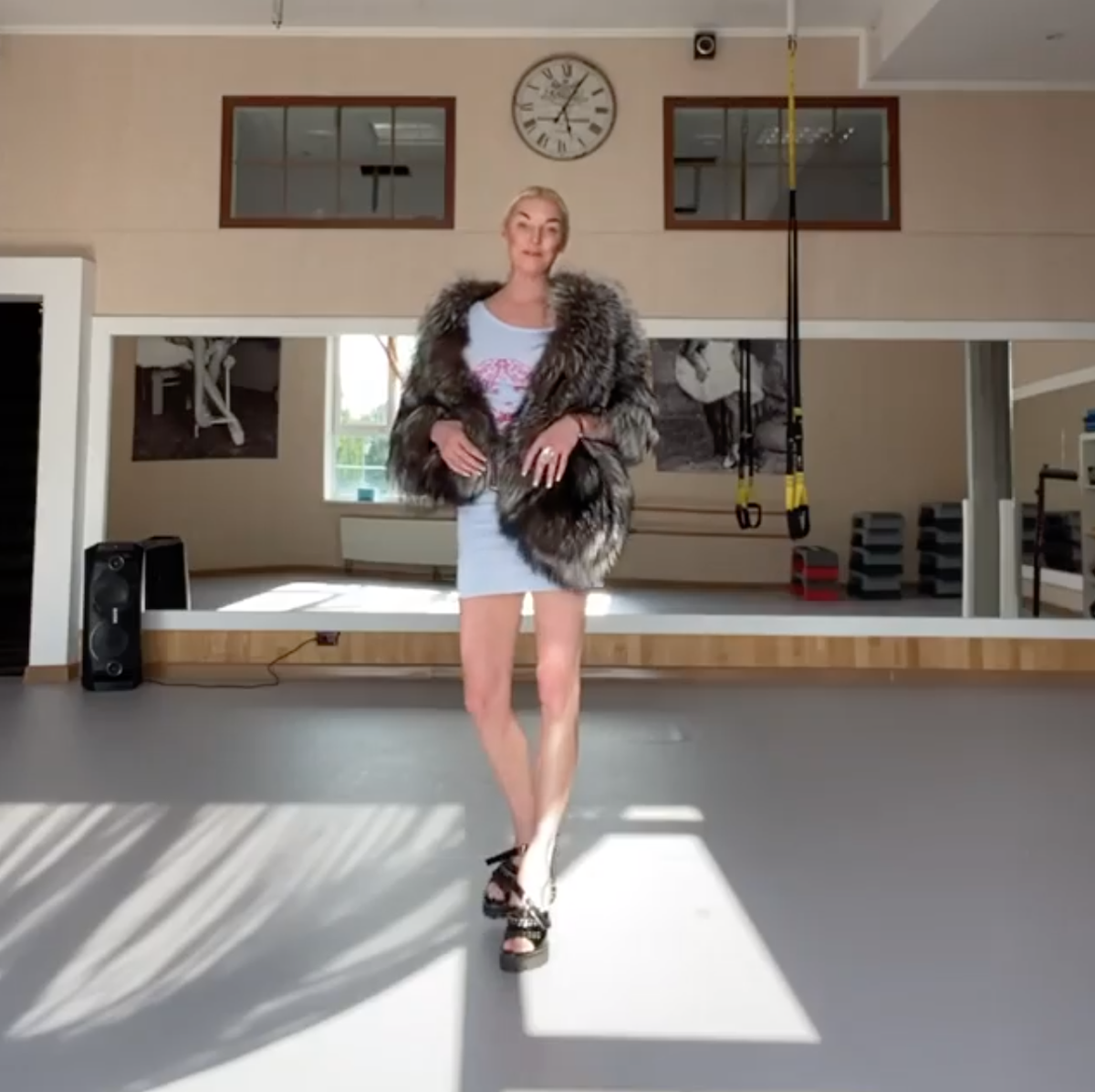 Посмотрите, какие массивные кольца носит Волочкова на тренировках